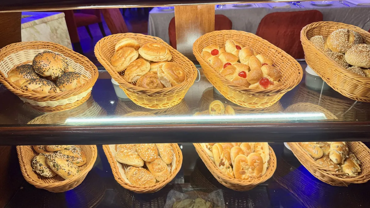 Canasta con pan recién horneado
